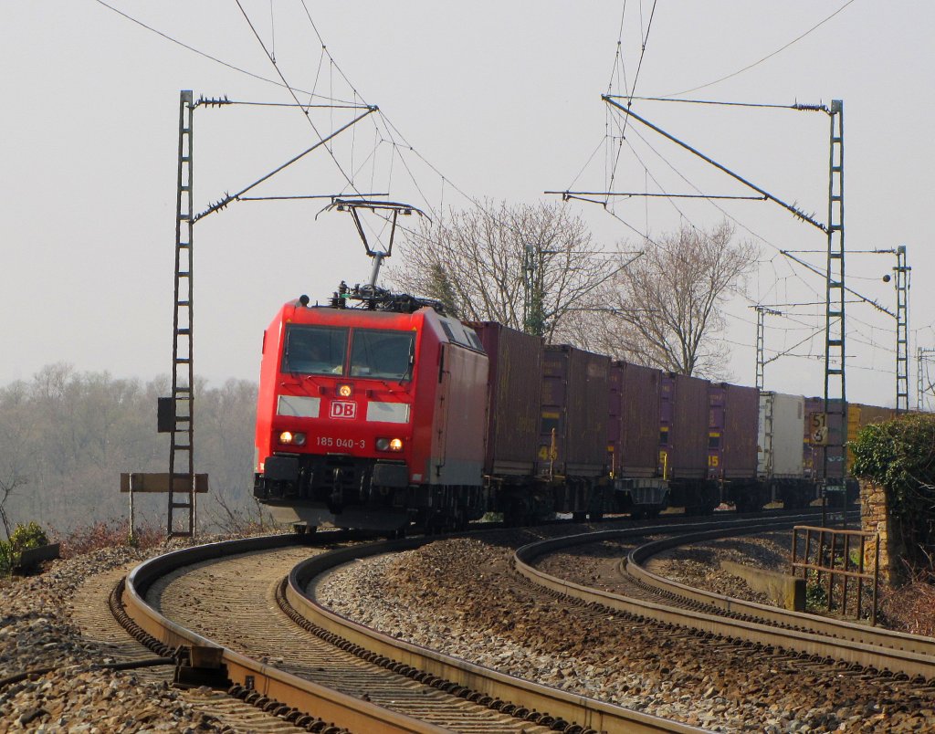 DB 185 040-3 mit Containerwagen Richtung Wiesbaden, bei Erbach (Rhg) am 23.03.2012.