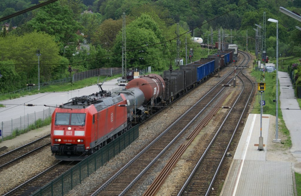 DB 185 040 fahrt mit ihrem gemischtem Gterzug durch Tullnerbach-Pressbaum in Richtung Wien. 15.5.2010
