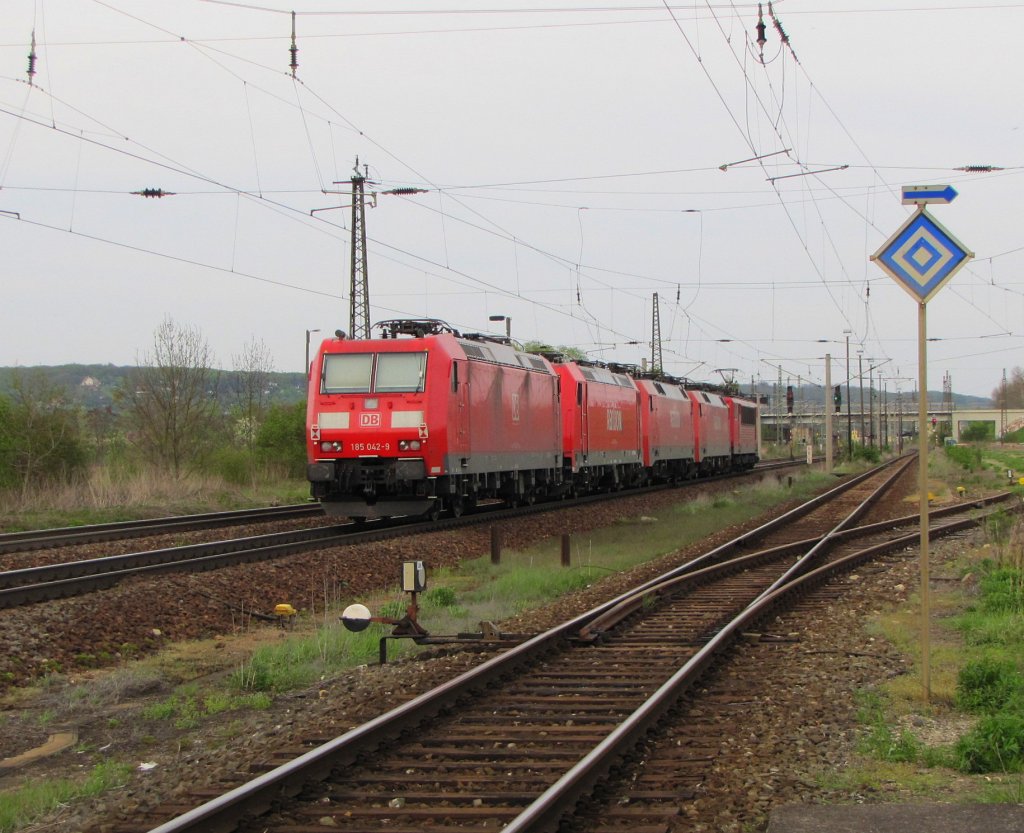 DB 185 042-9 am Ende eines Lokzugs in Naumburg (S); 29.04.2010