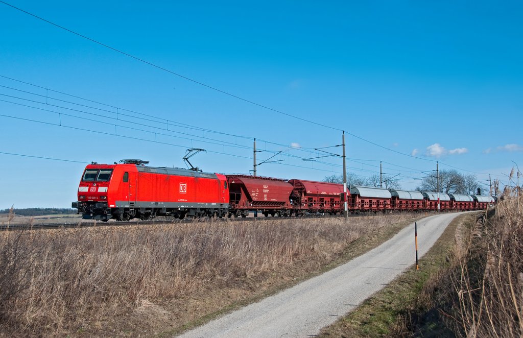 DB 185 049, war am 27.02.2010 kurz nach Neulengbach, Richtung Westen unterwegs.
