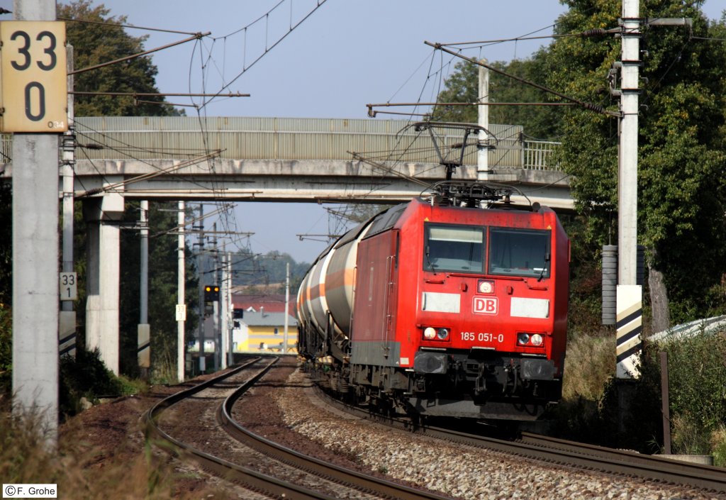 DB 185 051-0 vor Ganzzug Kesselwagen bei Linksfahrt Richtung Linz, KBS 150 Wien - Passau, fotografiert bei Parzleithen am 05.10.2011