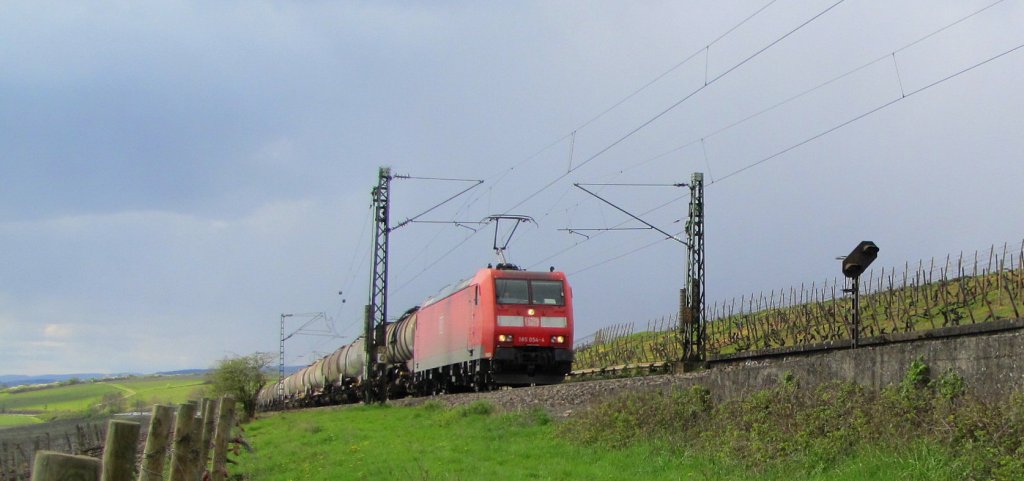 DB 185 054-4 mit dem CSQ 47565 von Antwerpen-DS BASF nach Ludwigshafen BASF Gbf, bei Erbach (Rheingau); 11.04.2010 