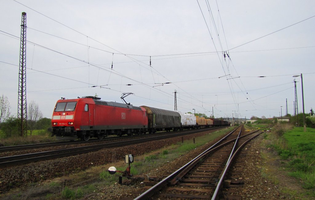 DB 185 054-4 mit einem gemischten Gterzug Richtung Groheringen, in Naumburg (S); 29.04.2010