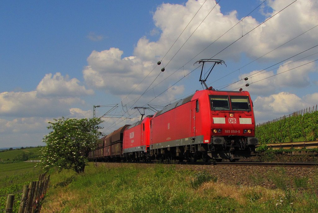 DB 185 058-8 + RAILION DB Logistics 185 271-4 mit einem Kohlezug Richtung Wiesbaden, bei Erbach (Rheingau); 13.05.2011