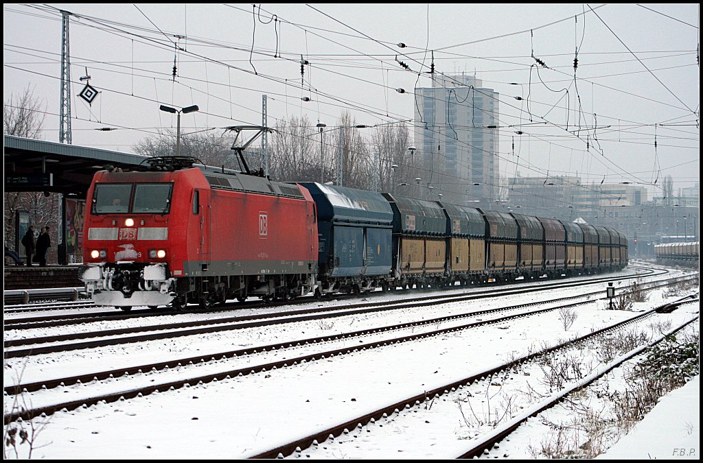 DB 185 061-9 mit einen Zug Falns-Wagen der PKP Cargo (Berlin Greifswalder Str, 30.12.2009)