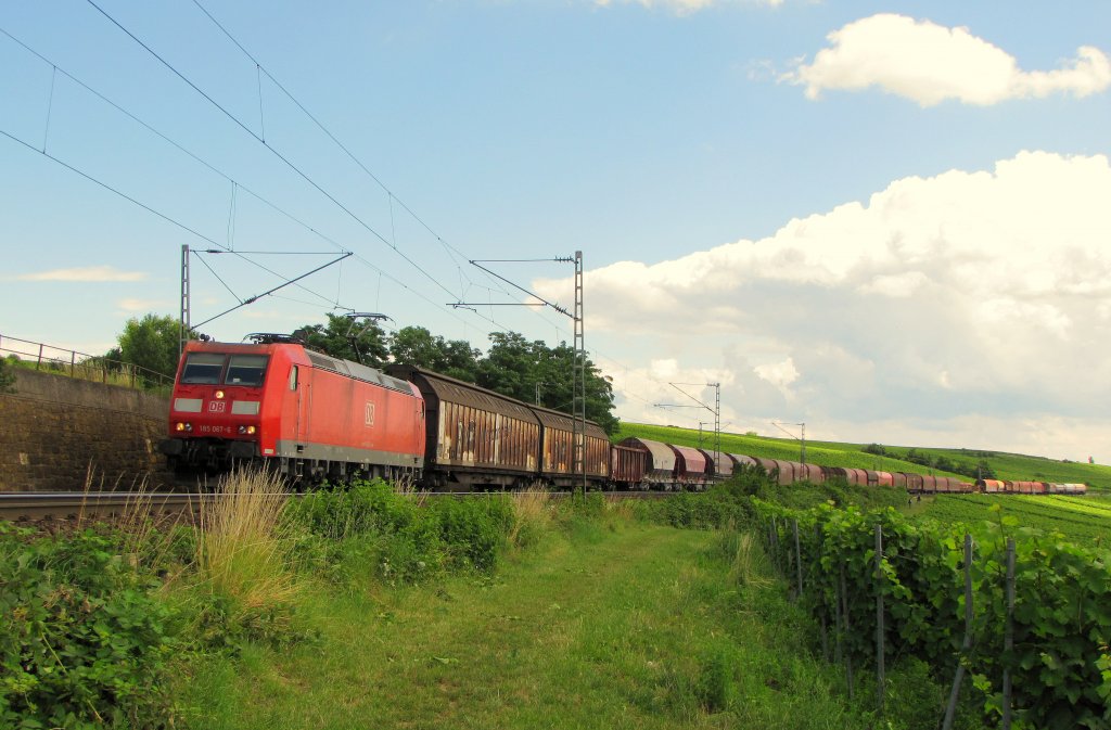 DB 185 067-6 mit einem gemischten Gterzug Richtung Koblenz, am 07.07.2012 bei Hattenheim.