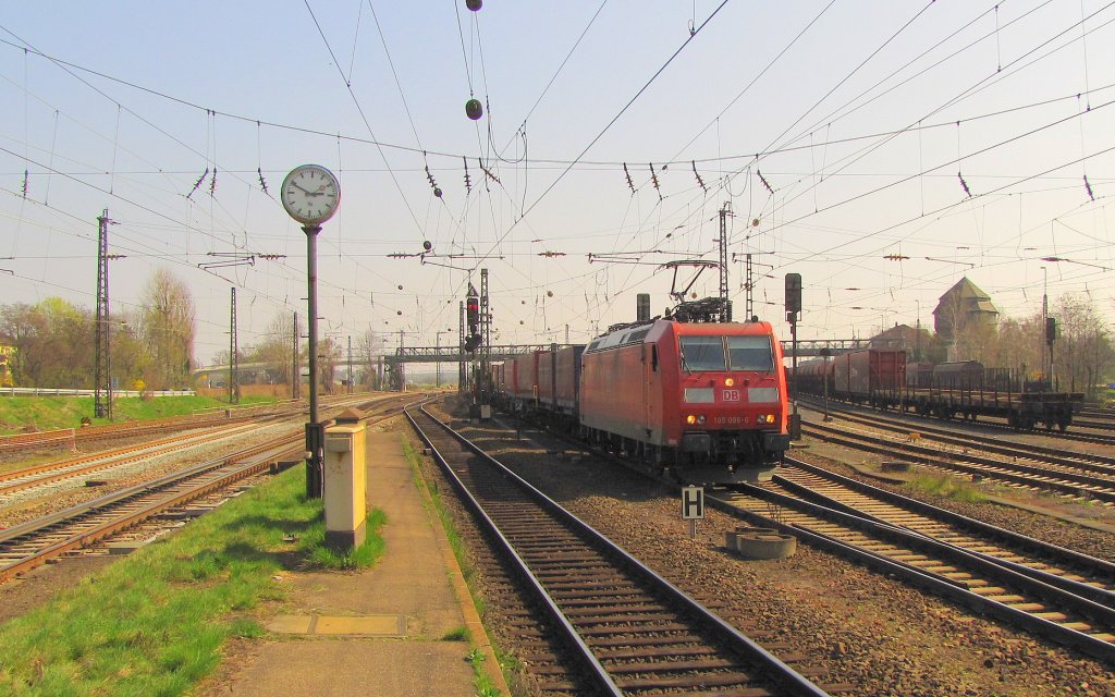 DB 185 086-6 mit dem TEC 41052 von Piacenza nach Wuppertal Langerfeld, in Mainz-Bischofsheim; 29.03.2011
