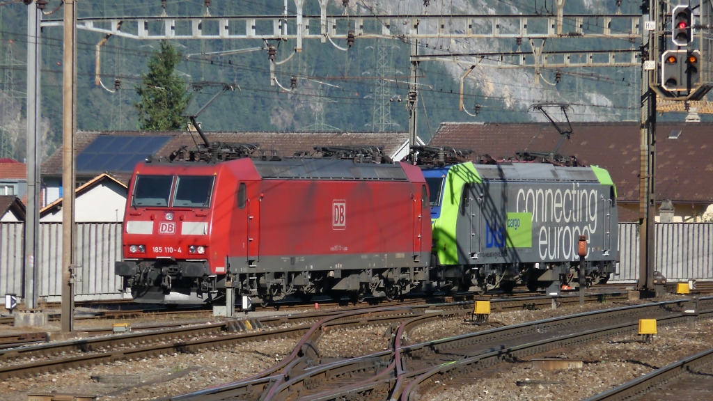 DB 185 110 und BLS 485 007 machen sich auf dem Weg zu ihrem Zug in Erstfeld, 1.10.2011