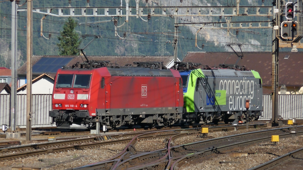 DB 185 110 und BLS 485 007 machen sich auf dem Weg zu ihrem Zug in Erstfeld, 1.10.2011