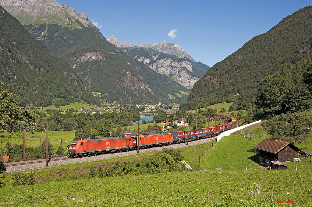 DB 185 119 + 095 rise the Gotthard's northern side between Erstfeld and Silenen hauling the WinnerZug on the 31st of July in 2010