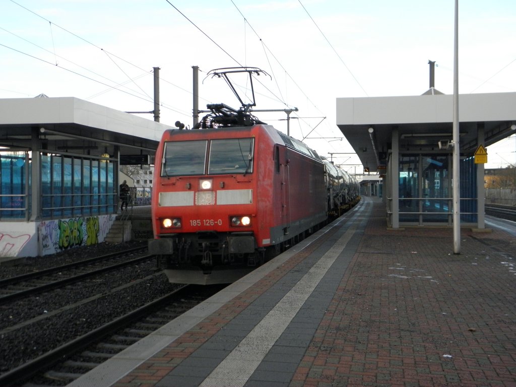 DB 185 126-0 mit Fabrik neuen VTG Kesselwagen in Kln Ehrenfeld am 8.1.11