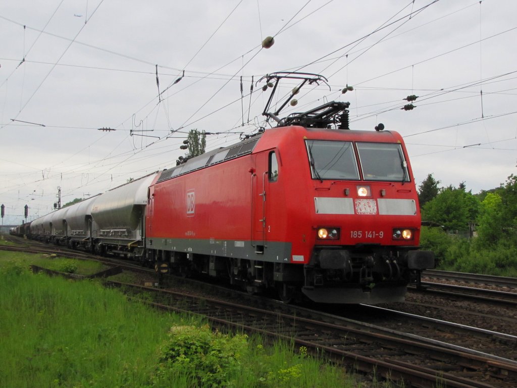 DB 185 141-9 mit einem Gterzug Richtung Darmstadt, bei der Ausfahrt in Bischofsheim; 13.05.2010