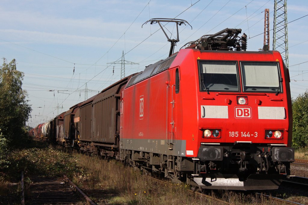 DB 185 144 am 14.10.11 mit einem gemischten Gterzug bei der Durchfahrt durch Ratingen-Lintorf.