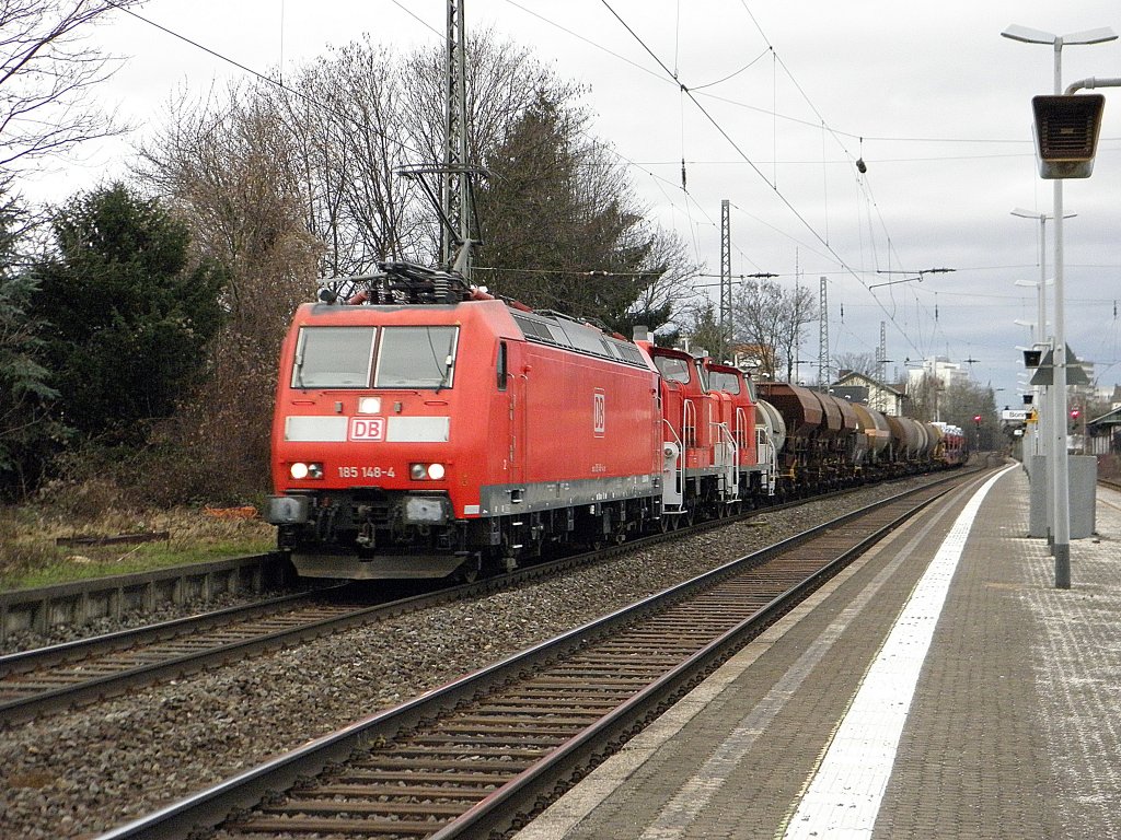 DB 185 148-4 mit einem Gterzug und 2 V60 in Beuel am 14.1.11