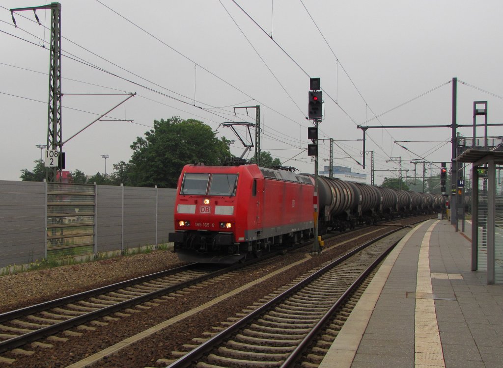 DB 185 165-8 mit Kesselwagen in Richtung Gotha, am 20.06.2012 in Erfurt Hbf.