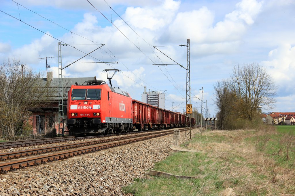 DB 185 182-3 zieht einen E-Wagen Ganzzug von Freising kommend nach Mnchen Nord. Kurz vor Oberschleiheim am 12.04.12