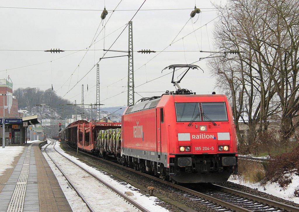 DB 185 204-5 Railion mit G�terzug in Wuppertal, Dezember 2012.