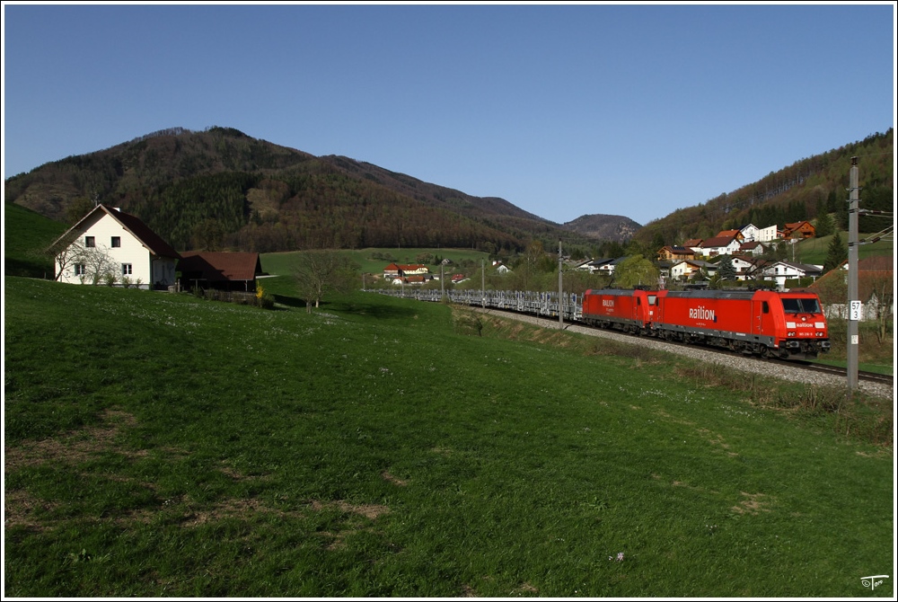 DB 185 216 + 185 290 ziehen den Autoleerzug 47987 von Passau nach Graz. Schn 10.4.2011