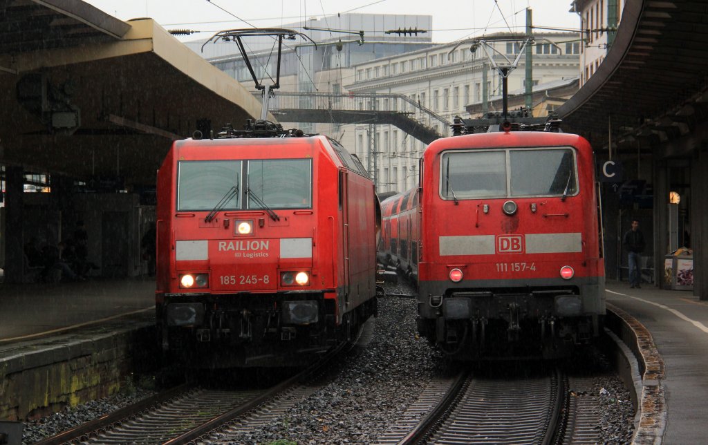 DB 185 245-8 Railion & rechts DB 111 157-4 mit RE4 in Wuppertal Hbf, Oktober 2012.