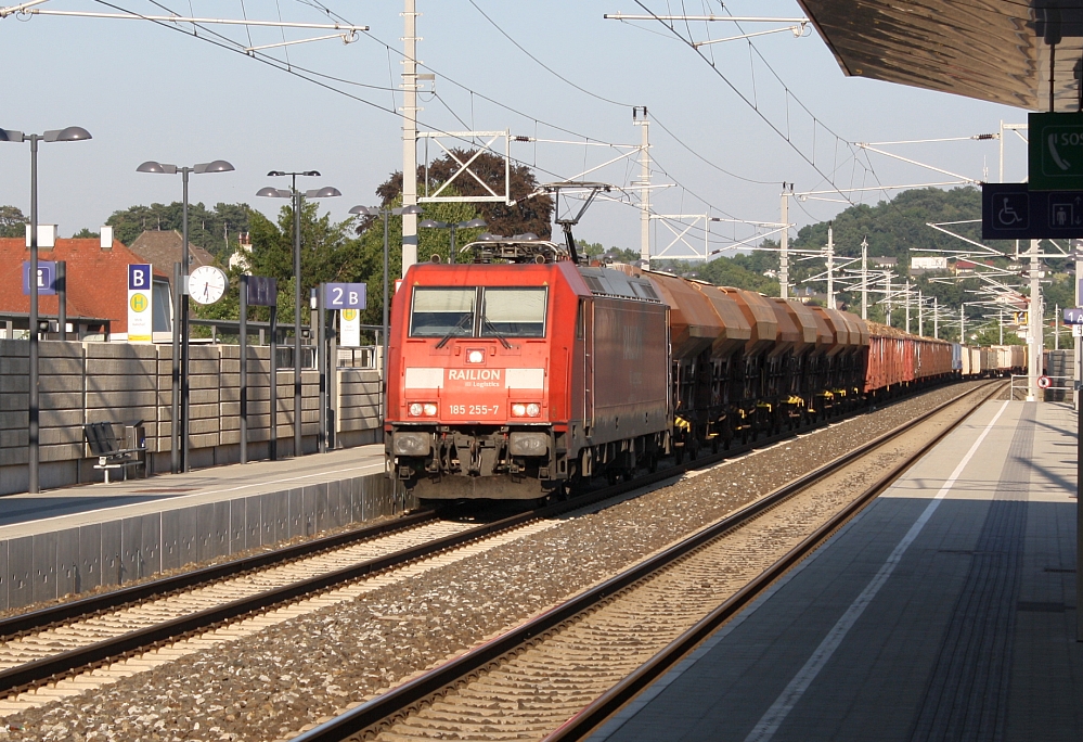 DB 185 255-7 fhrt am 27.Juli 2013 mit einem Gterzug in Richtung Westen durch den Bf. Melk.
