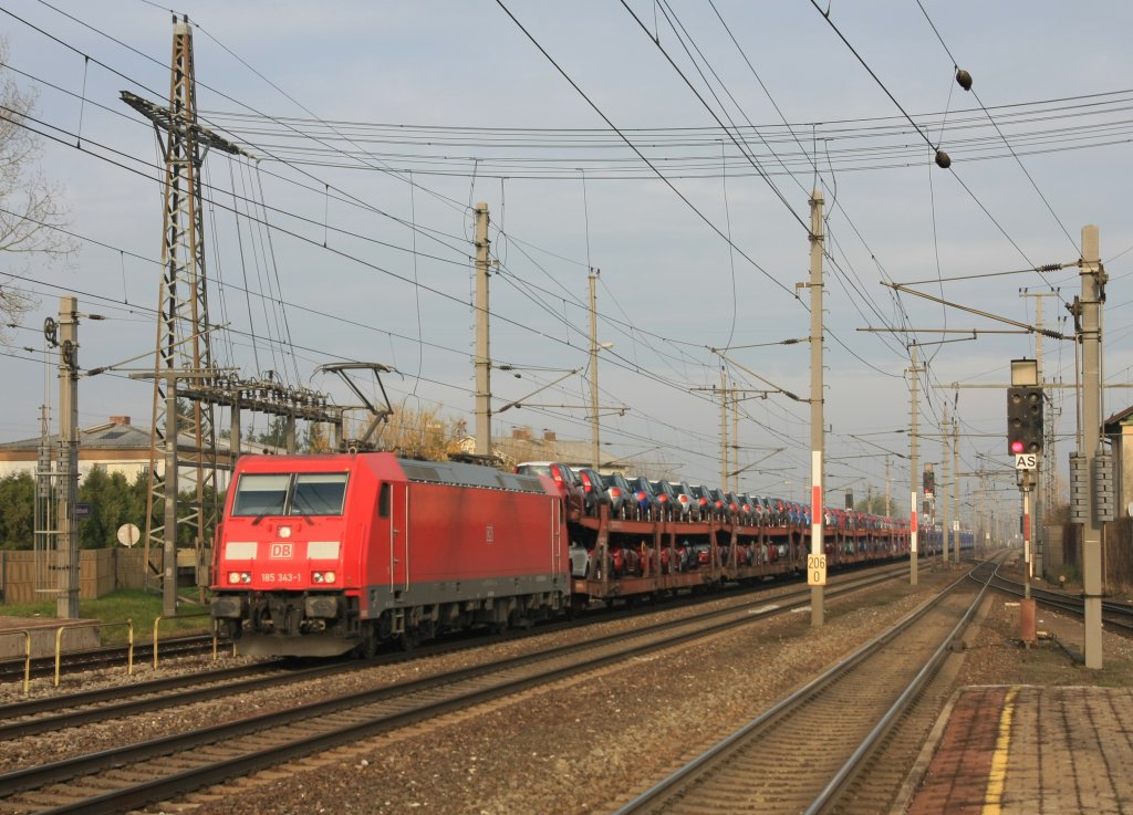 DB 185 343 mit einem Ganzzug beladen mit Pkw's bei der Durchfahrt durch den Bahnhof Marchtrenk am 12. November 2009.