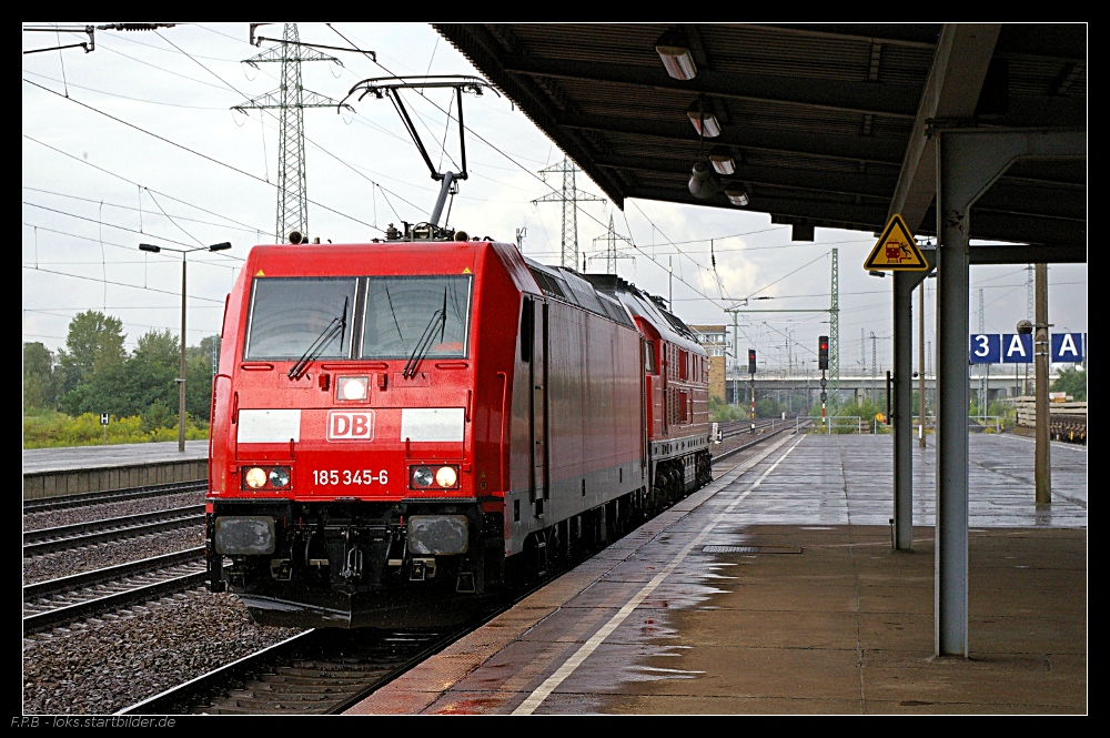 DB 185 345-6 und kalt 233 478-7 mit einem kurzen Zwischenstopp am Bahnsteig (gesehen Berlin Schnefeld Flughafen 22.08.2010)
