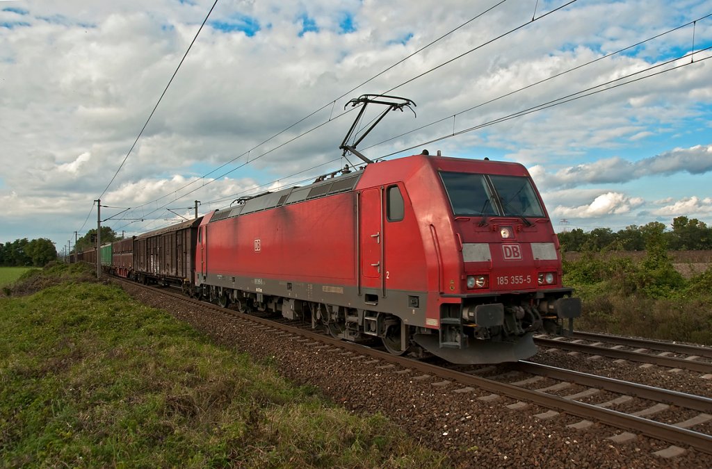 DB 185 355 war am 30.09.2010 Richtung Osten unterwegs. Die Aufnahme entstand wenige Kilometer vor Gramatneusiedl.