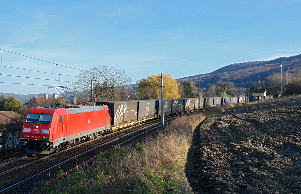 DB 185 356, unterwegs im letzten Licht des Tages, zwischen Hofstatt und Neulengbach Stadt. Die Aufnahme entstand am 19.11.2009.