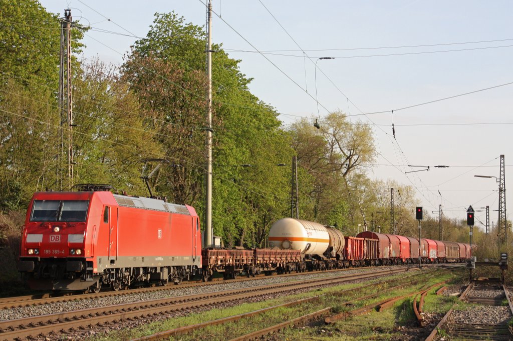 DB 185 365-4 am 6.4.11 mit einem gemischten Gterzug bei der Durchfahrt durch Ratingen-Lintorf