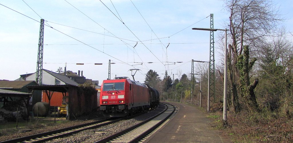 DB 185 369-6 mit einem gemischtem Gterzug Richtung Wiesbaden, in Erbach (Rheingau); 24.03.2010