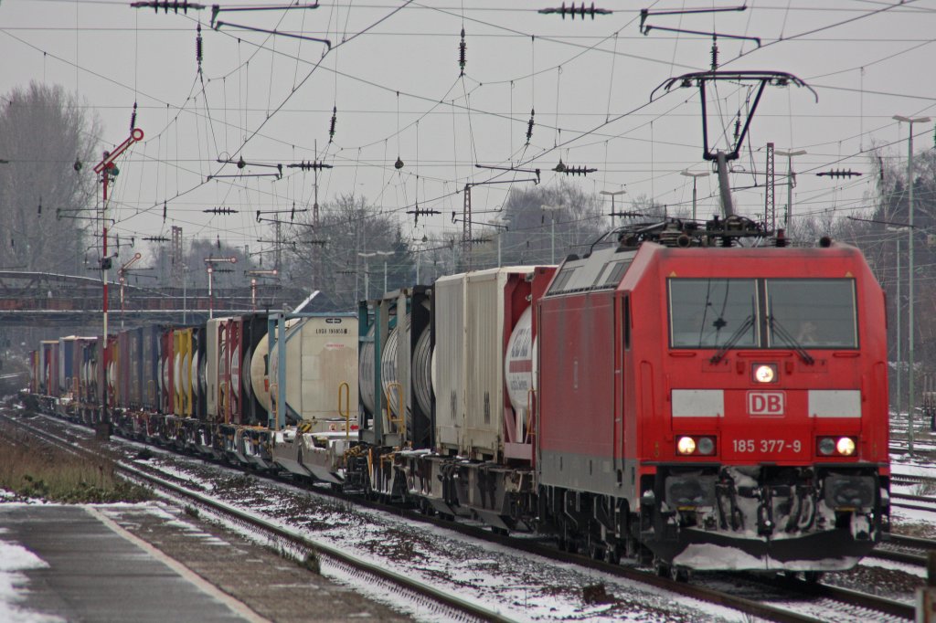DB 185 377 am 4.12.10 mit einem Containerzug bei der Durchfahrt durch Dsseldorf-Rath