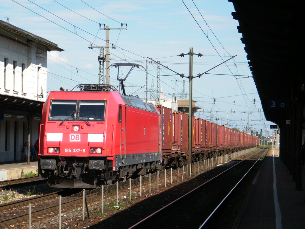 DB 185 387-8 fhrt am Bahnhof Wien-Htteldorf durch, am 02. 08. 2011. 