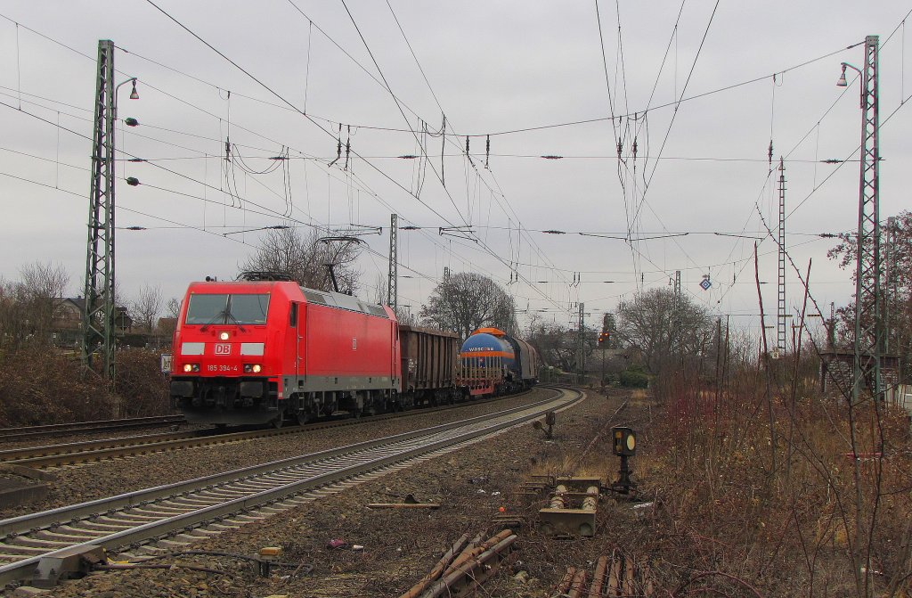 DB 185 394-4 mit einem gemischten Gterzug Richtung Koblenz in Oestrich-Winkel; 24.02.2012