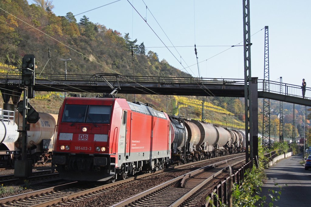 DB 185 403 am 21.10.12 mit einem gemischten Gterzug in Linz am Rhein.