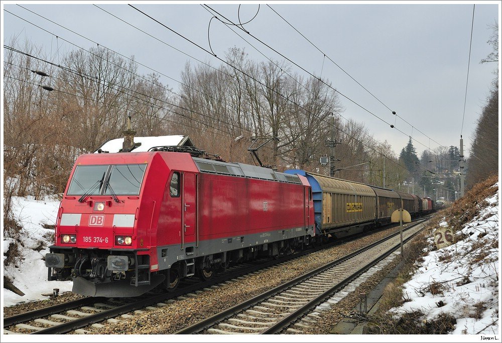 DB 185.374 mit dem 45910 auf der Westbahn zwischen dem Rekawinkler- u. dem Drrenbergtunnel; 20.2.2010.