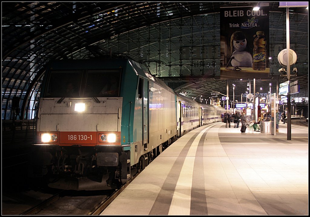 DB 186 130-1 mit dem EC 40  Berlin-Warschau-Express  gerade aus Warschau in Berlin angekommen (Nachts in Berlin Hauptbahnhof, 11.12.2009)