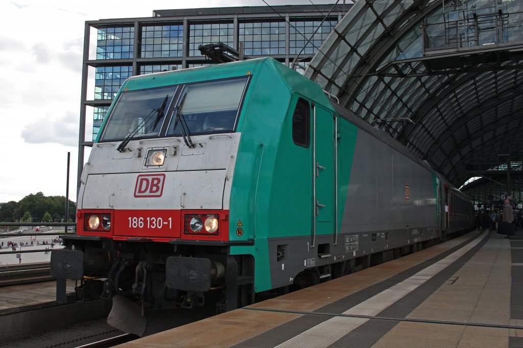 DB 186 130 am 11.8.12 mit einem EC bei der Bereitstellung in Berlin Hbf.
