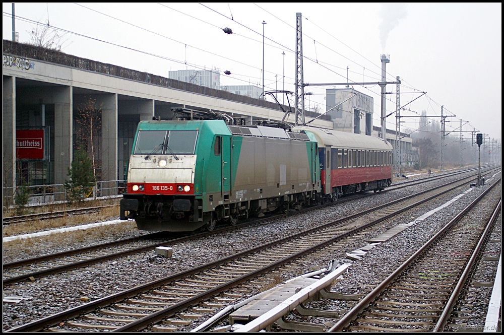 DB 186 135-0 mit einem russischen Kurswagen ist am 30.01.2011 auf Hhe des Berliner Velodroms unterwegs nach Wannsee.