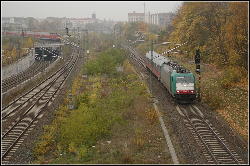 DB 186 135 mit einem russischen Kurswagen unterwegs (gesehen Berlin Gesundbrunnen, Swinemnder Brcke 02.11.2010)