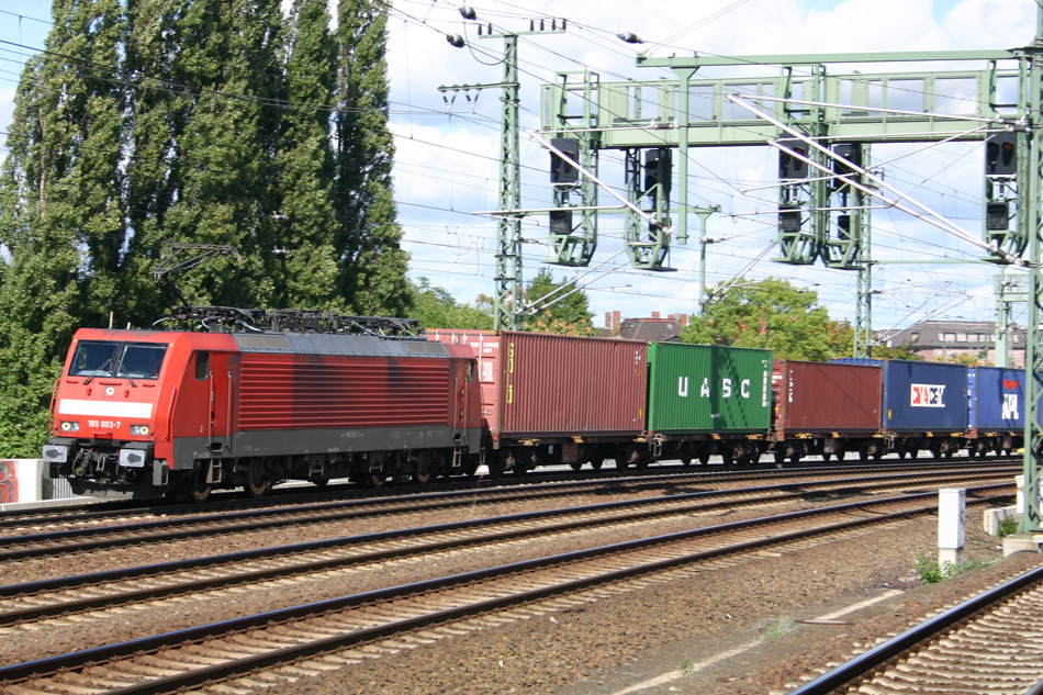 DB 189 003-7 mit Containerzug macht sich auf den Weg nach Bad Schandau; 16.09.2010