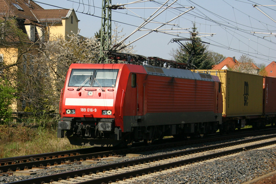 DB 189 016-9 durchfhrt mit Containerzug Dresden-Niedersedlitz in Richtung Bad Schandau. 23.04.2010