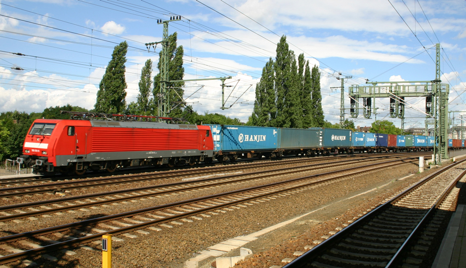 DB 189 016-9 fhrt mit einem Containerzug durch Dresden - Freiberger Strae in Richtung Hbf, 24.08.2010
