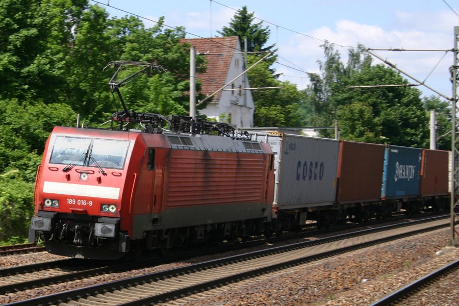 DB 189 016-9 legt sich mit Containerwagen in Heidenau in die Grosedlitzer Kurve, 04.06.2010