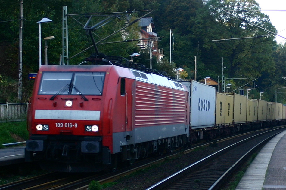DB 189 016-9 ist mit einem Containerzug in Richtung Bad Schandau unterwegs. Hier durchfhrt er den S-Bahnstation Stadt Wehlen;
09.10.2010