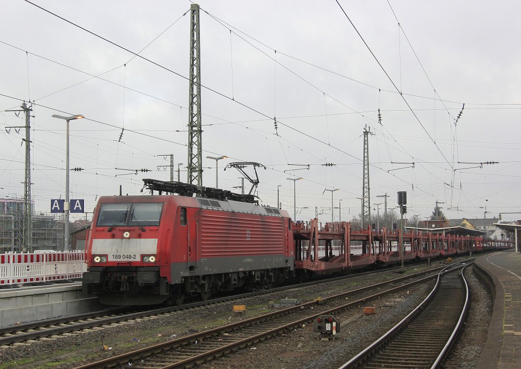 DB 189 048-2 mit leeren Autotransportzug in Rheine Hbf, Januar 2013.