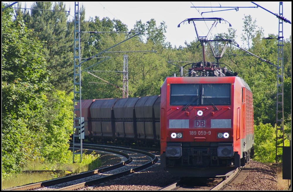DB 189 059 und einer Schwesterlok und einem Erz-Zug am 05.06.2013 in der Berliner Wuhlheide