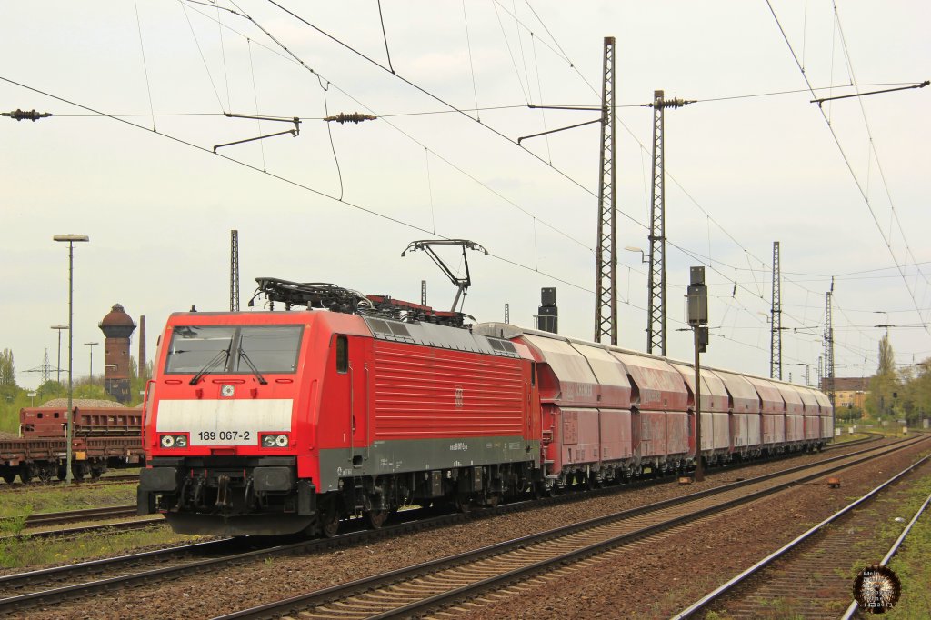 DB 189 067-2 mit Kalkzug in Duisburg Bissingheim, April 2013.