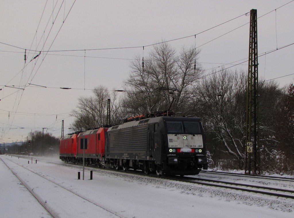 DB 189 287-6 (ES 64 F4-287, 91 80 6189 287-6 D-DISPO) + 185 250-8 + 185 065-0 als Tfzf Richtung Grokorbetha, in Naumburg (Saale); 10.12.2010