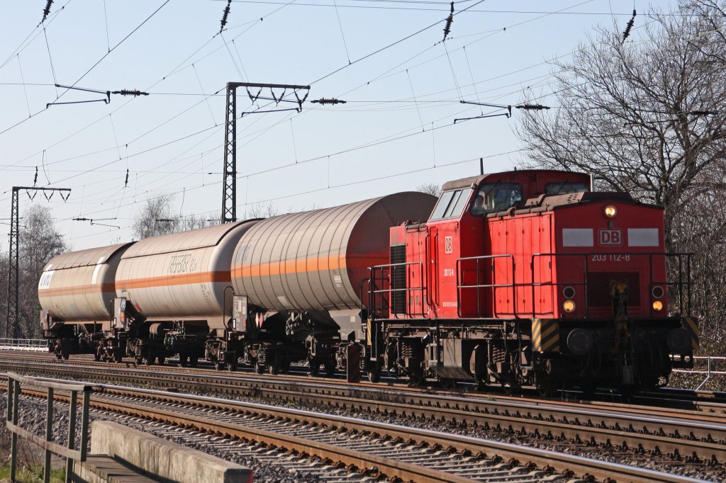 DB 203 112 (Im Einsatz fr Duisportrail/Eigentum von ALS)am 7.3.11 mit einm kurzen Kesselwagenzug in Duisburg-Neudorf.