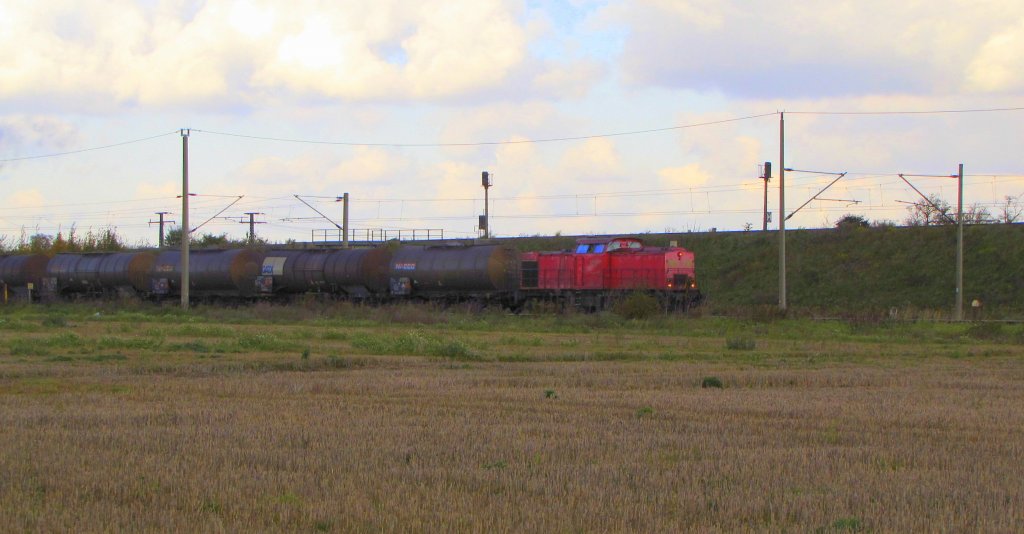 DB 203 442-9 (92 80 1203 154-0 D-ALS) mit einer Kesselwagenbergabe aus nach Grokorbetha Rbf, in Spergau; 25.10.2010